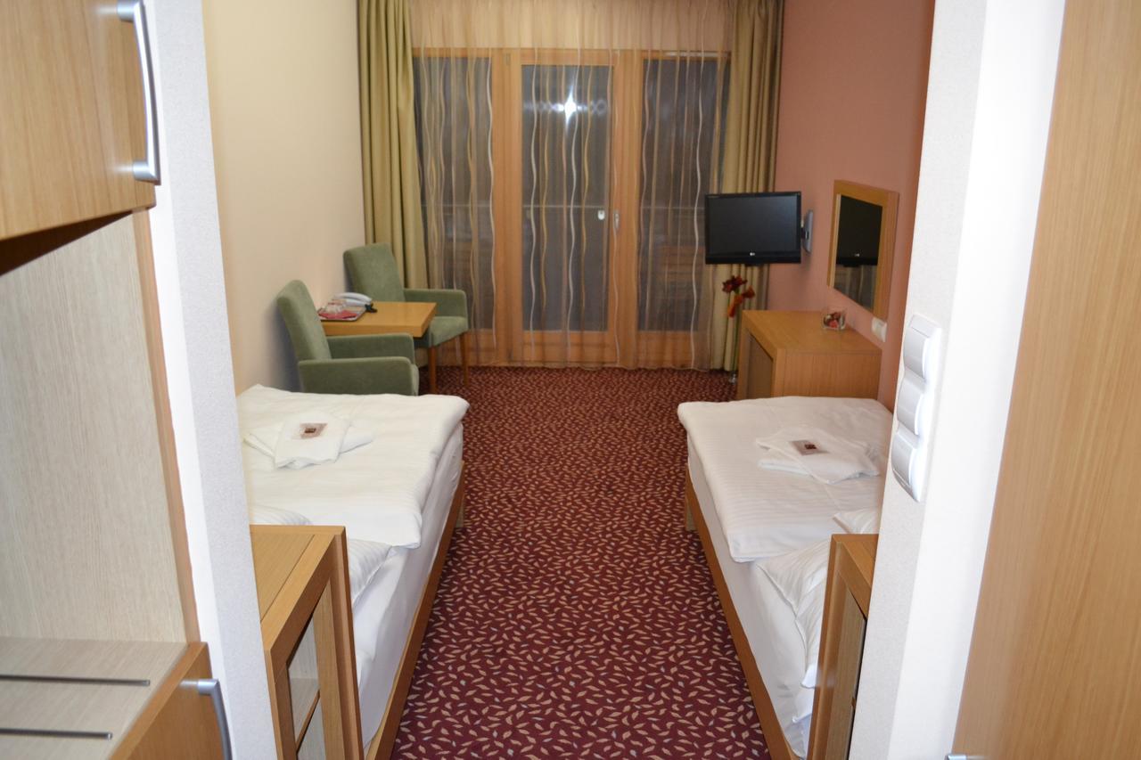 Debreceni Postas Udulo Hotel Buitenkant foto